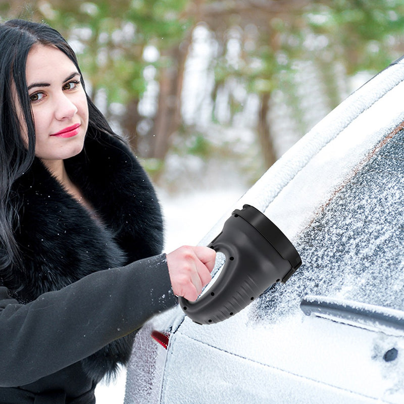 Une femme dégivre la vitre de sa voiture avec le ByeFrost Spin