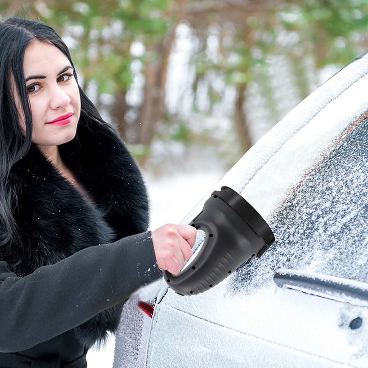 Une femme dégivre la vitre de sa voiture avec le ByeFrost Spin